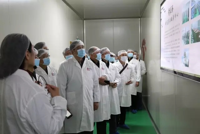 江苏省中医药学会百余位专家老师参观访问李良济(图2) 江苏省中医药学会百余位专家老师参观访问李良济(图2)