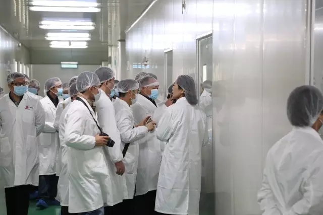 江苏省中医药学会百余位专家老师参观访问李良济(图5) 江苏省中医药学会百余位专家老师参观访问李良济(图5)